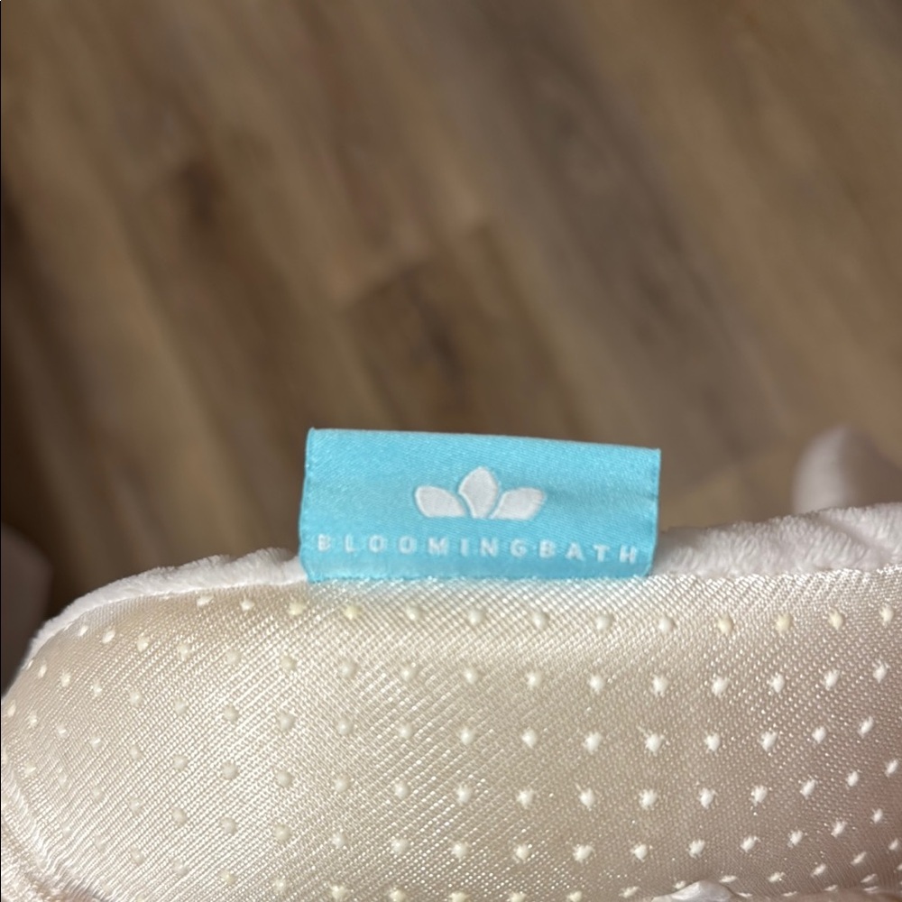 Blooming Bath Gray and White Plush Bath Mat with Flower Design LIKE NEW - Picture 2 of 4